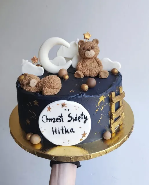 Granatowy tort na chrzest z misiami, księżycem i napisem Chrzest Święty Hitka